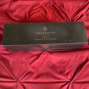 Exclusive edition 11/2’ flat iron